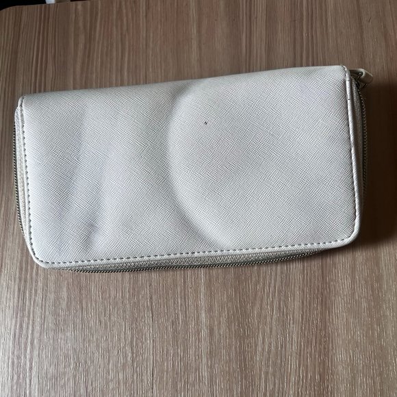 White Clutch Wallet with Bow Detail on Front - Picture 2 of 4